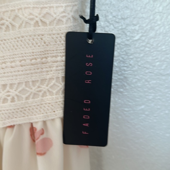 Beautiful summer dress perfect for picnic or barbecue. New withtags - Picture 7 of 9